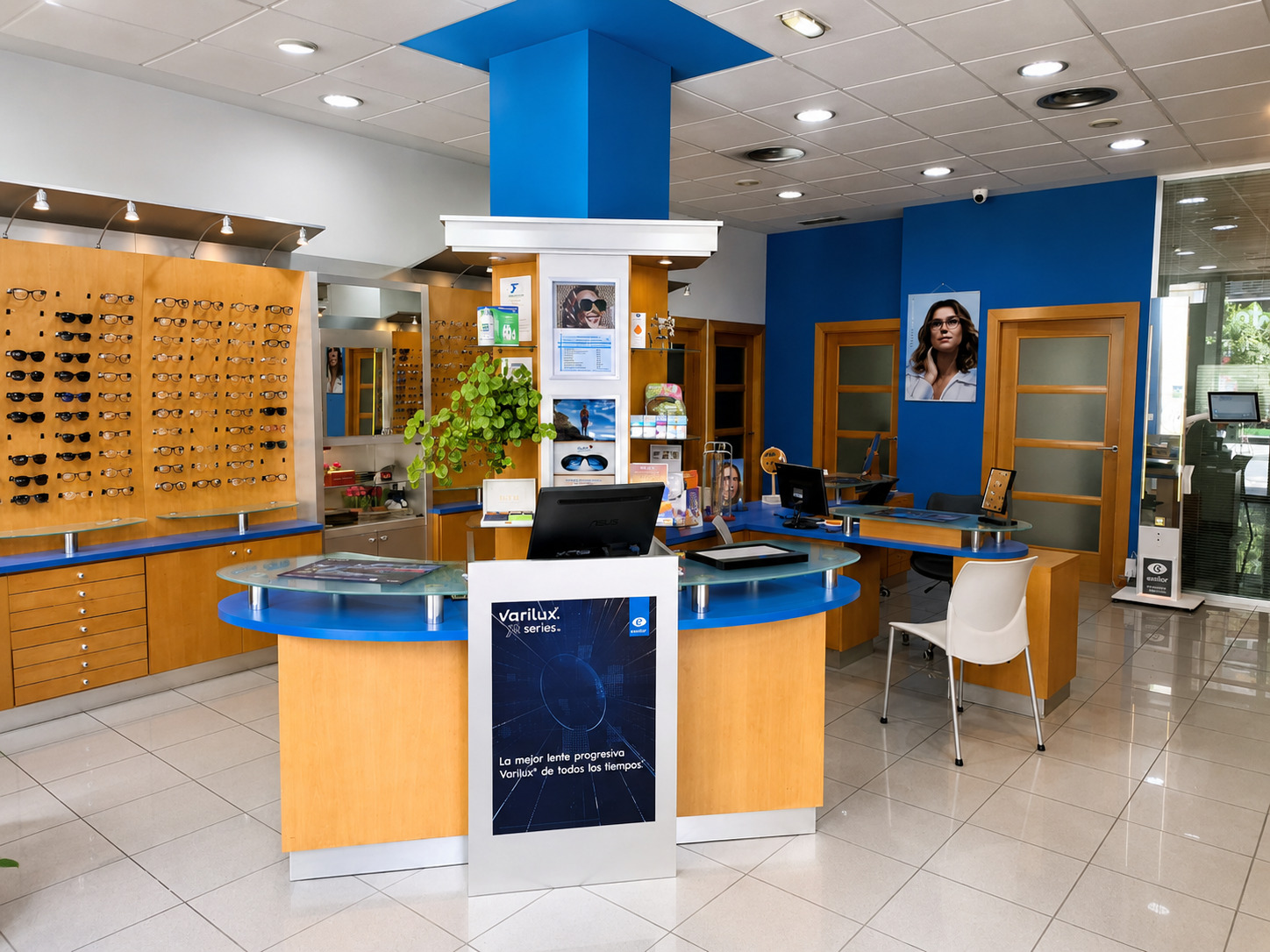 Cliente probando gafas premium en Futura Ópticos Granada